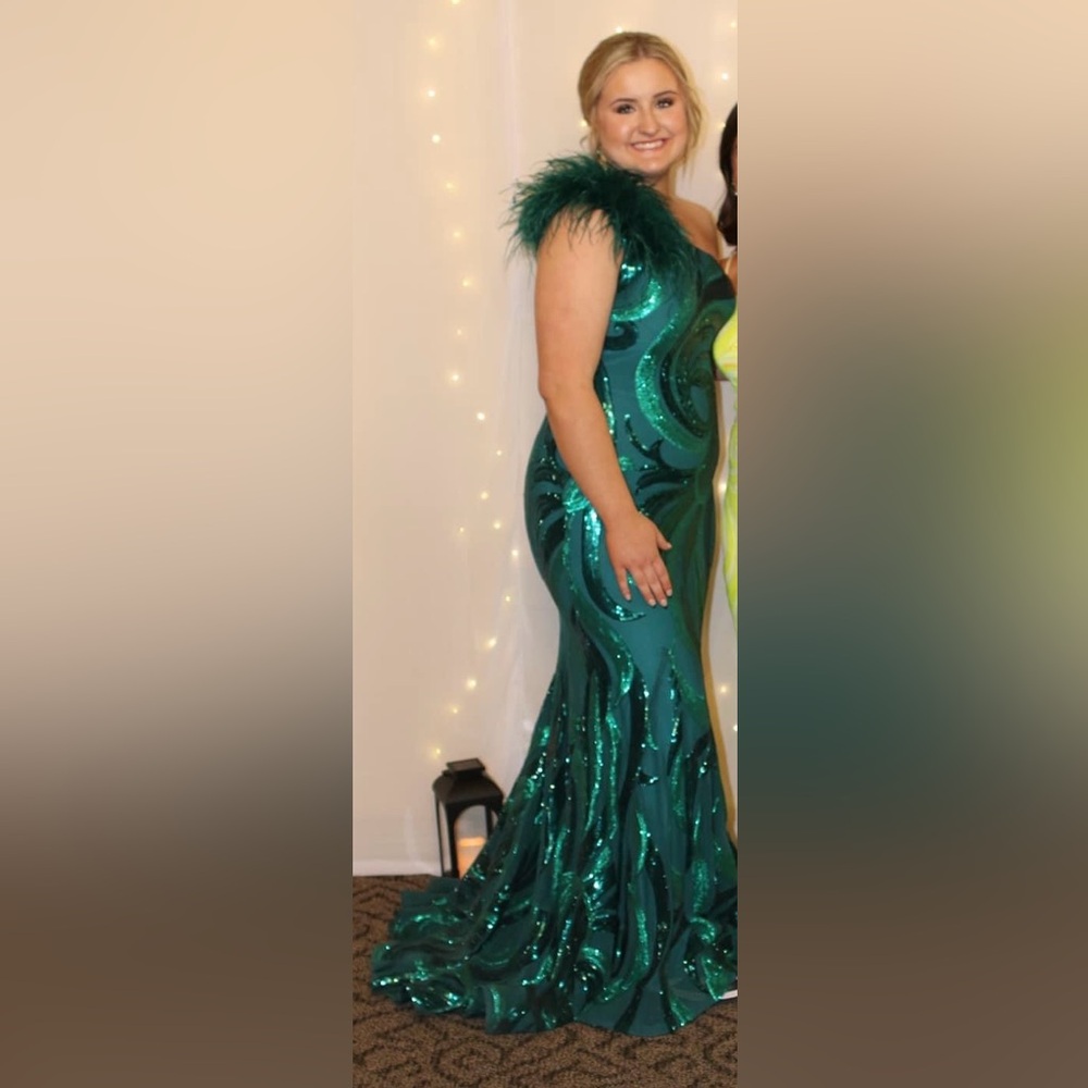 2024 Emerald Green Jovani Dress